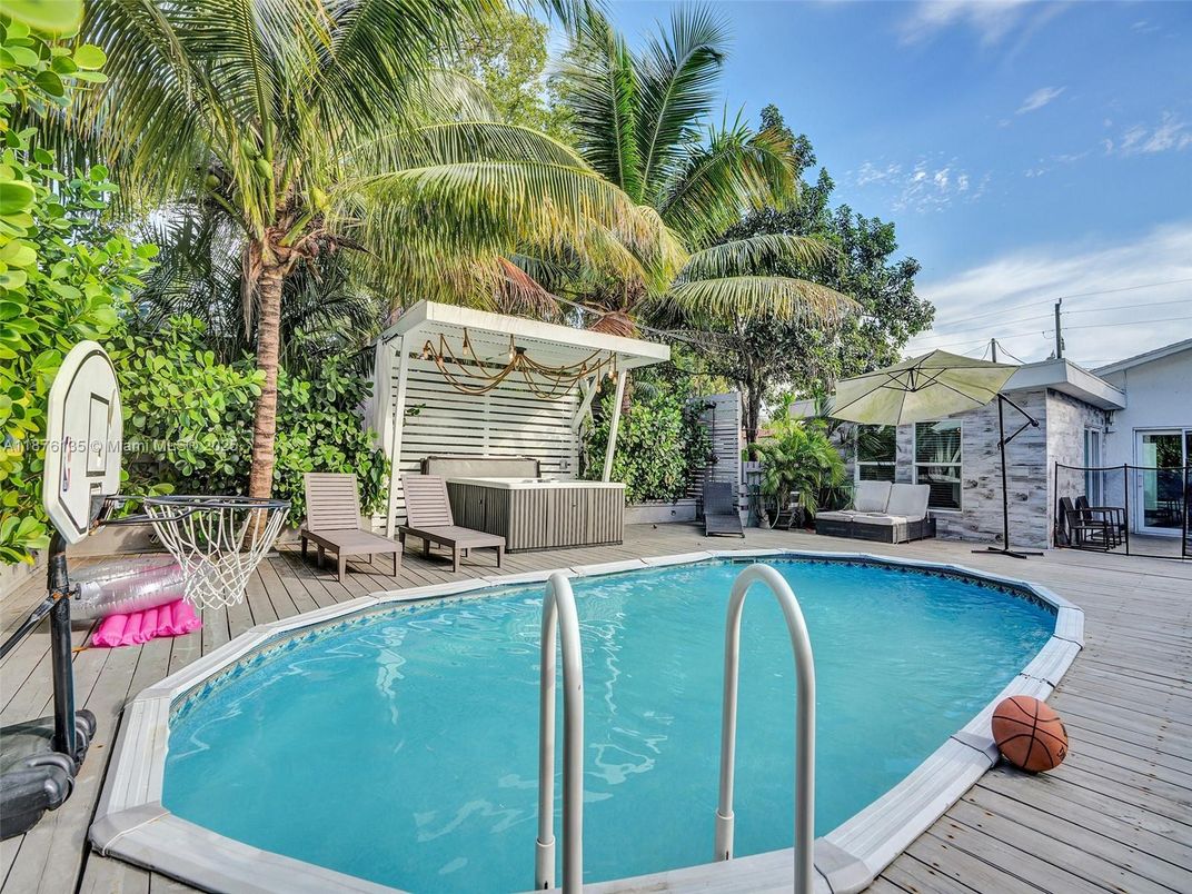 Exterior, Pool