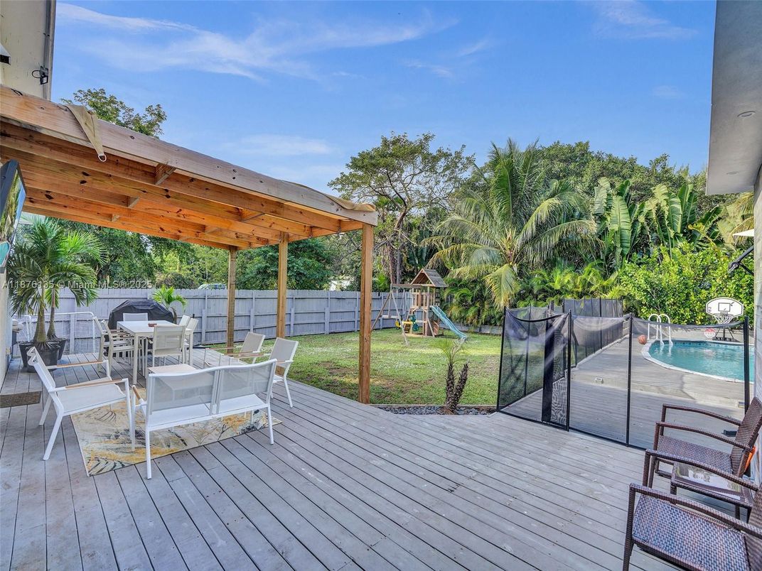 Exterior, Playground, Pool