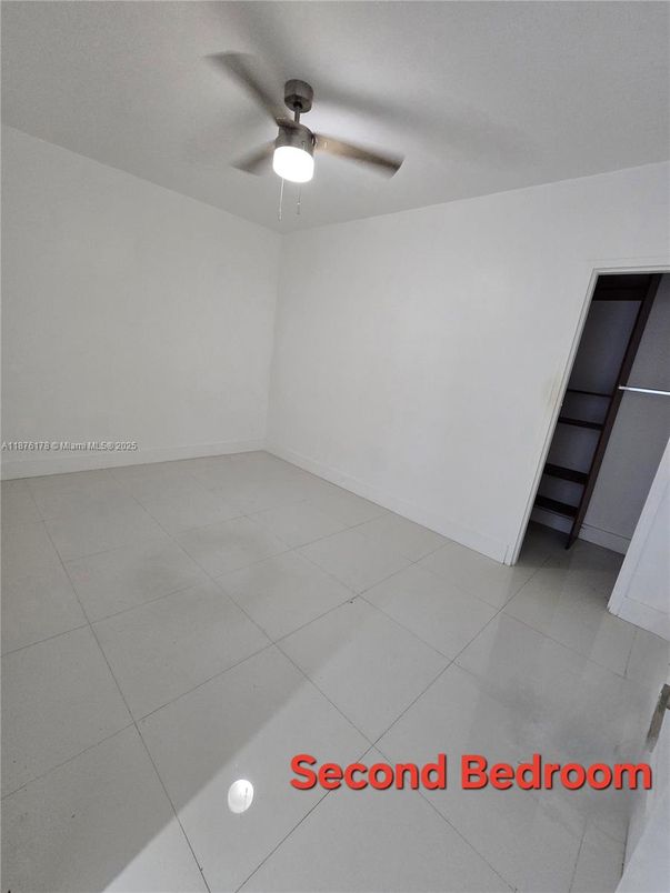 Empty room, Interior