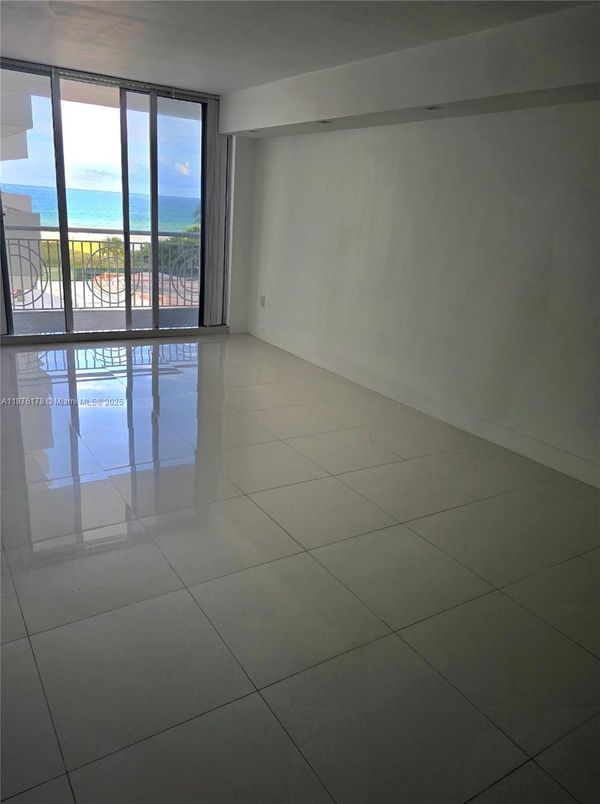 Empty room, Interior, Water