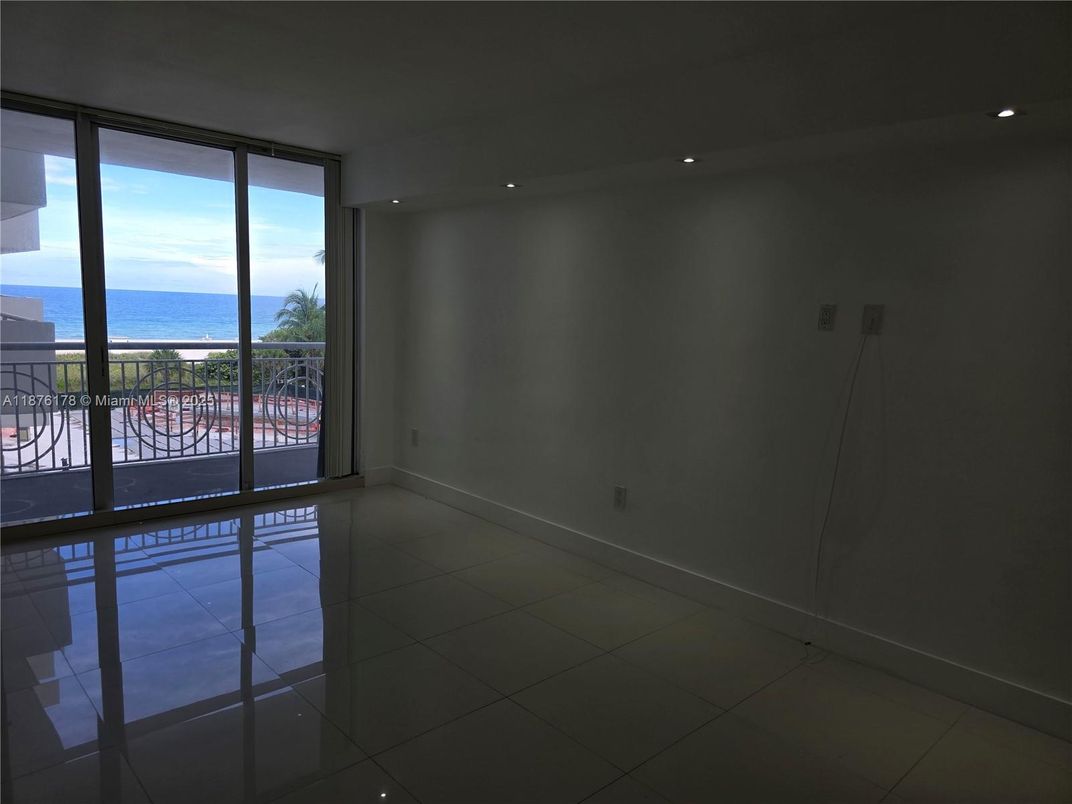 Empty room, Interior, Recessed Lighting, Water