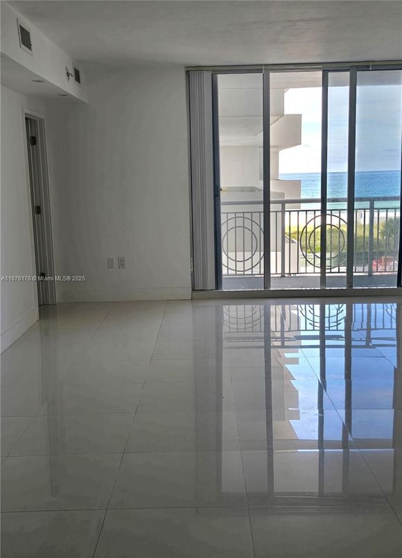 Empty room, Interior, Water