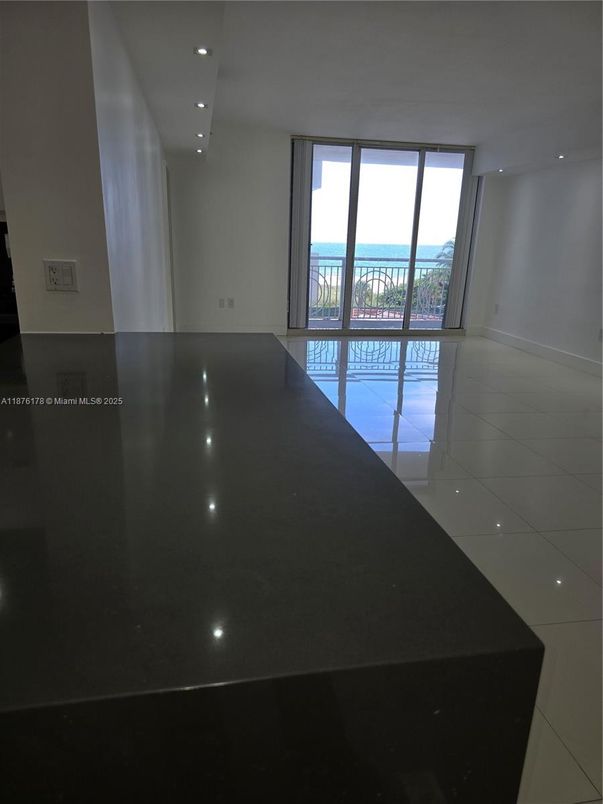 Empty room, Interior, Recessed Lighting, Water