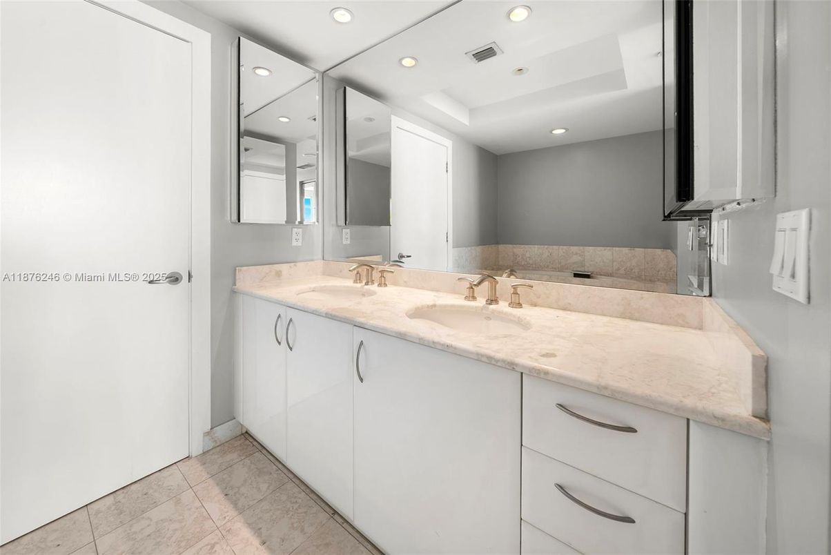 Bathroom, Interior, Recessed Lighting