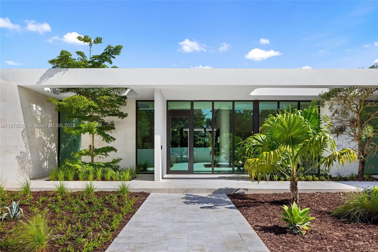 Exterior, Facade, Modern