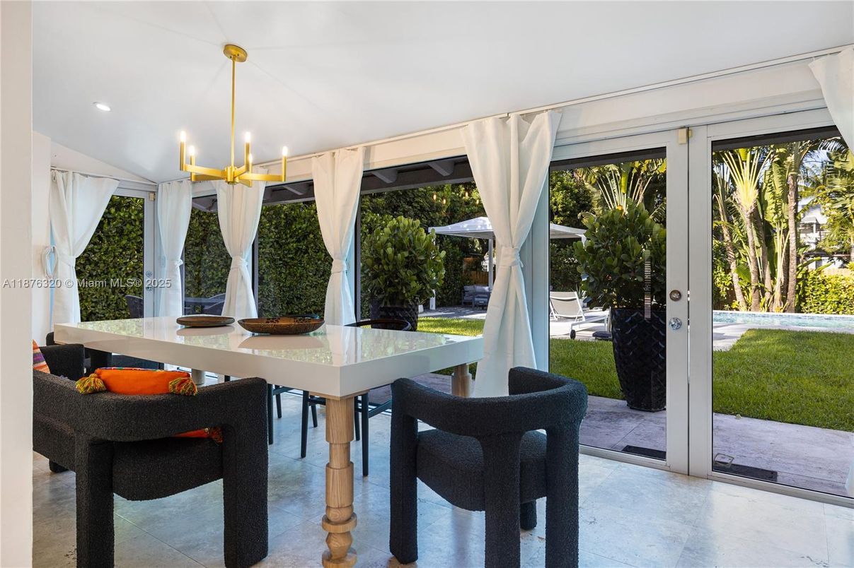 Dining room, Interior, Pendant Lights, Recessed Lighting