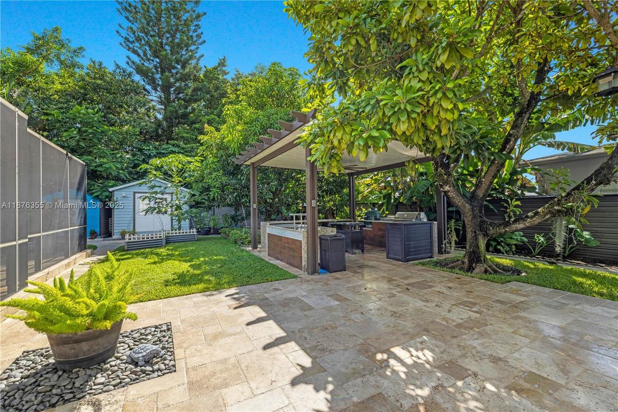 Backyard, Exterior, Hot Tub, Outdoor Kitchen