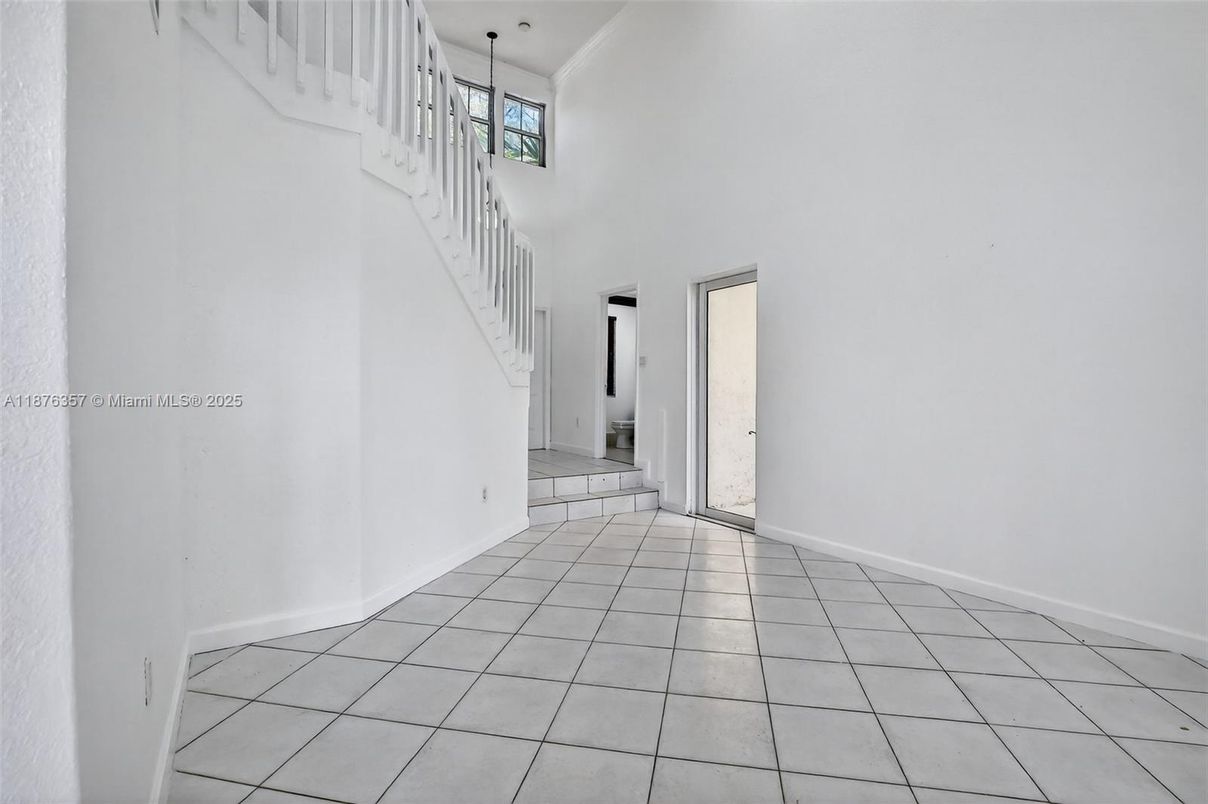 Empty room, Interior, Pendant Lights