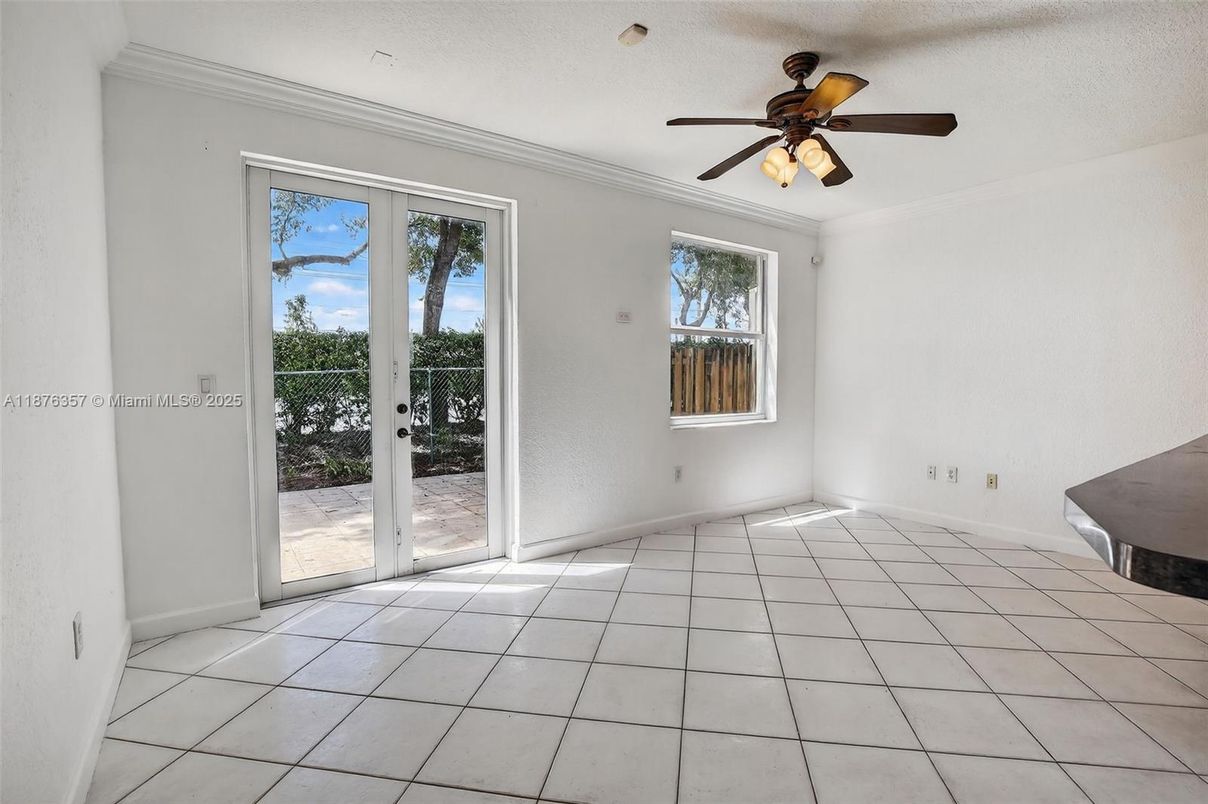 Empty room, Interior