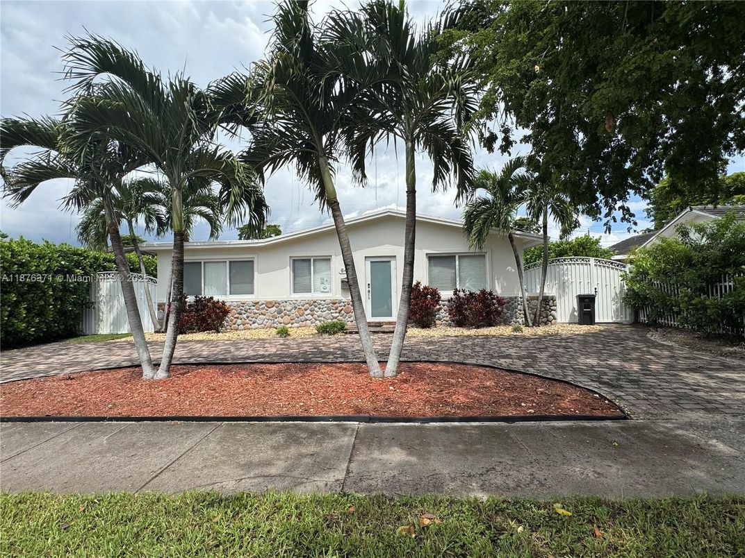 Backyard, Exterior, Facade, Ranch