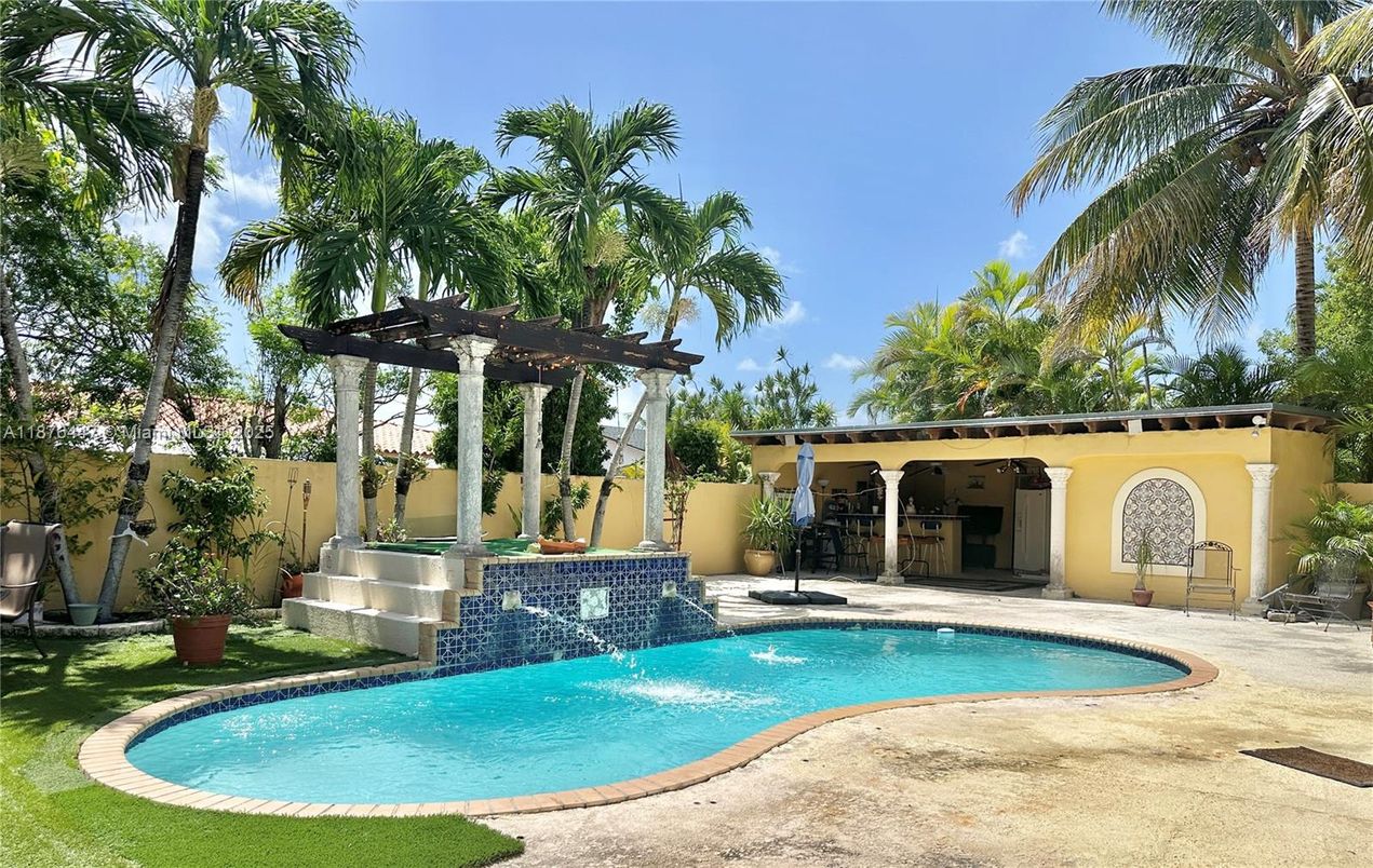 Exterior, Pool