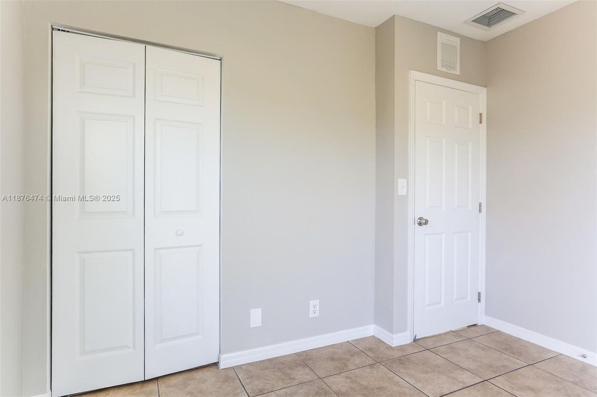Empty room, Interior