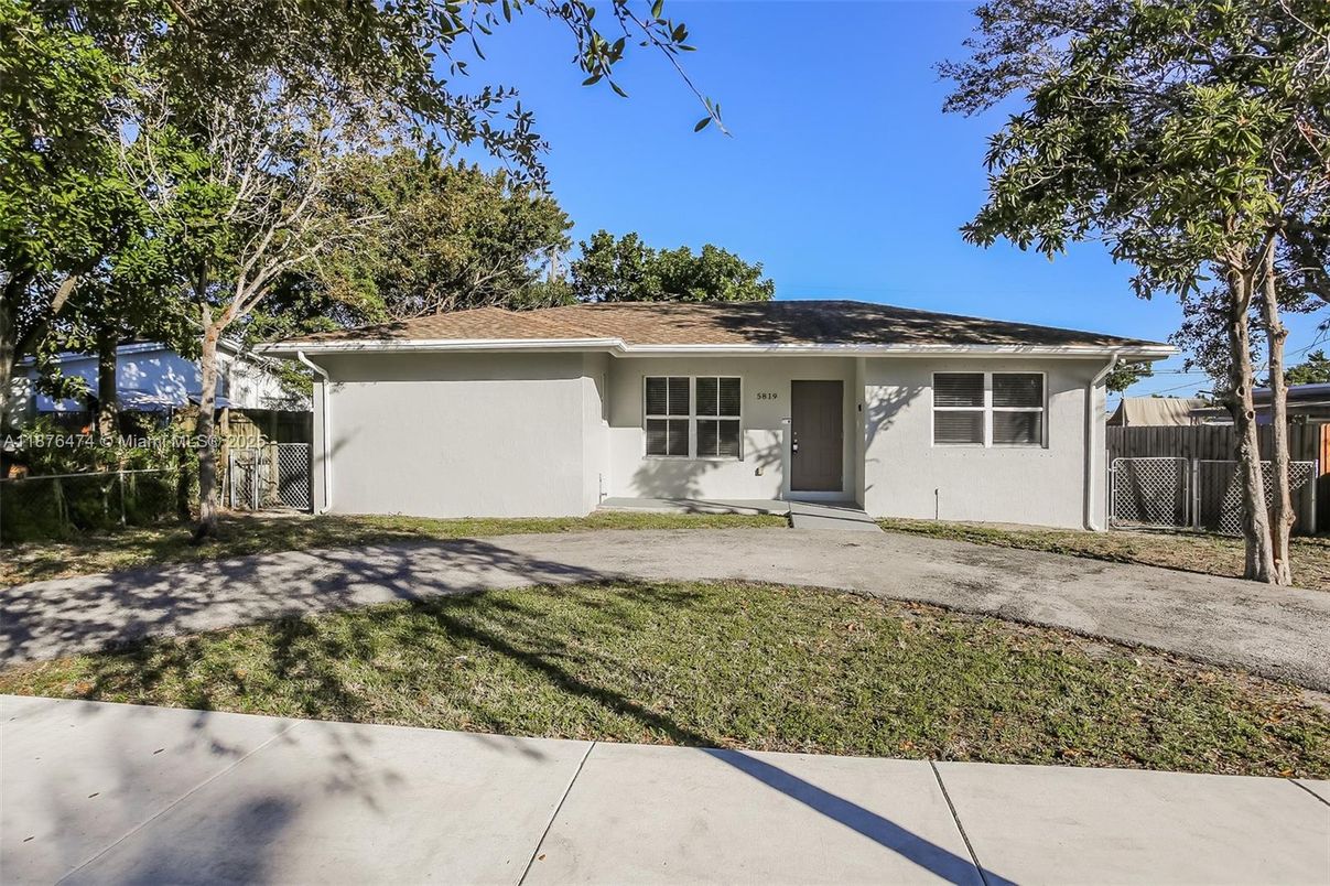 Backyard, Exterior, Facade, Ranch