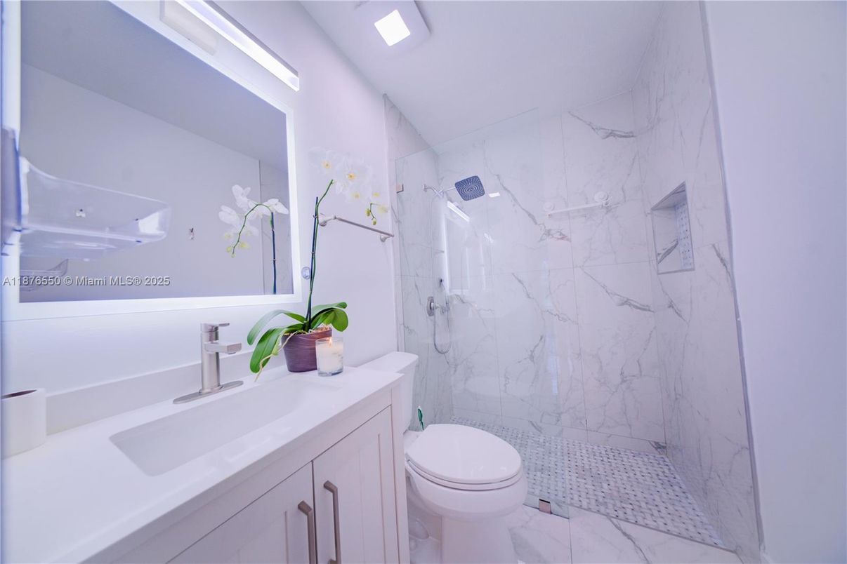 Bathroom, Interior, Marble, Marble Walls, Recessed Lighting