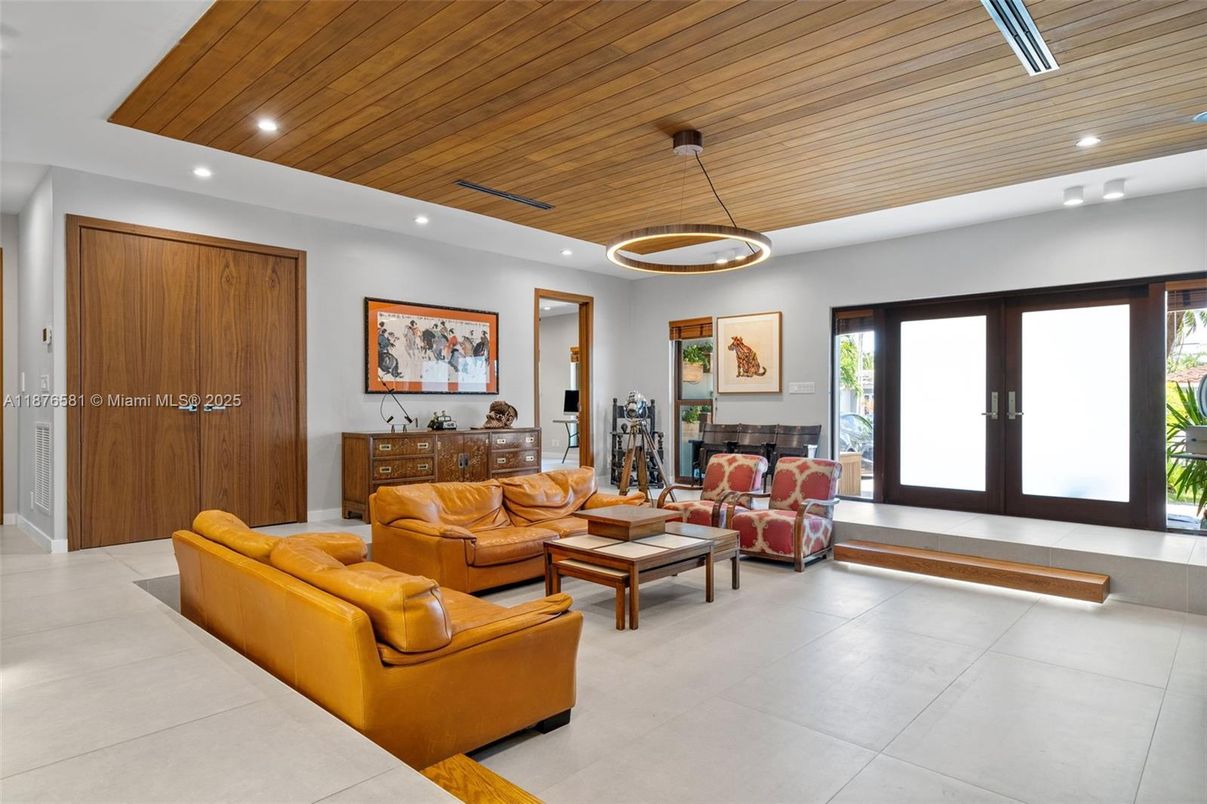 Interior, Living room, Pendant Lights, Recessed Lighting, Wooden Ceilings