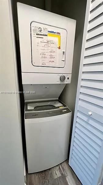 Interior, Utility Closets, Washer, Wood Texture Flooring