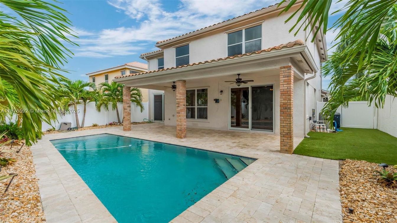 Exterior, Pool