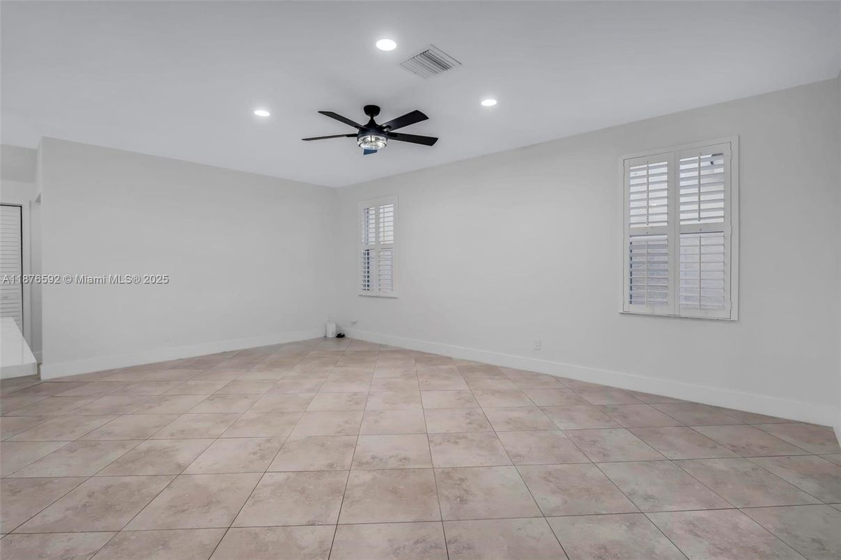 Empty room, Interior, Recessed Lighting