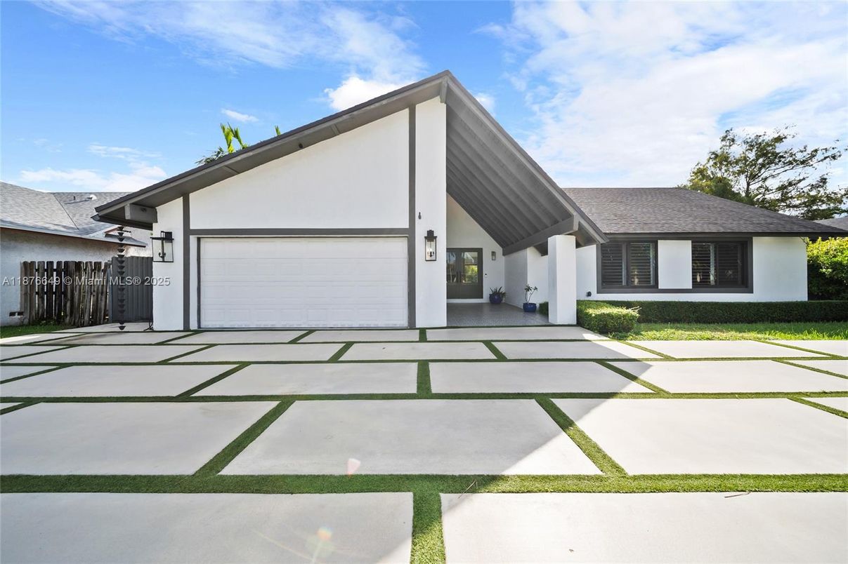 Attached, Exterior, Facade, Farmhouse
