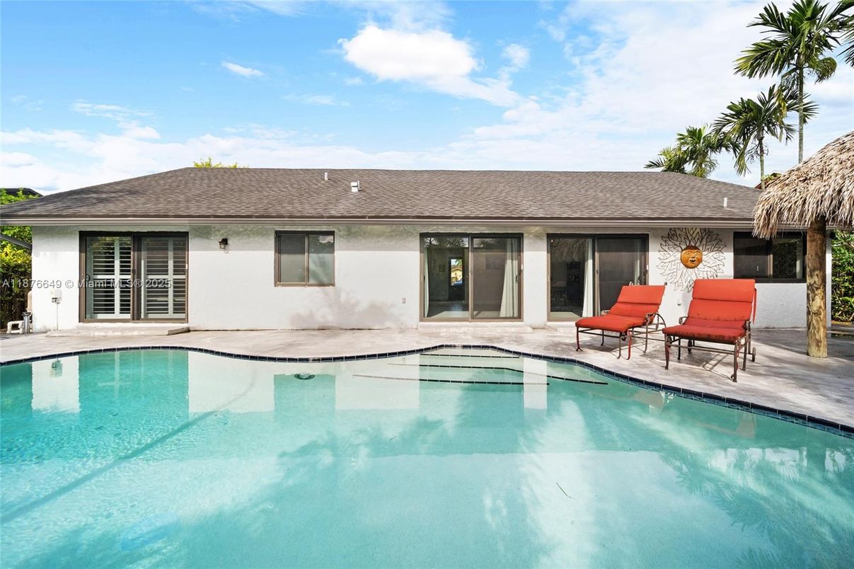 Exterior, Pool