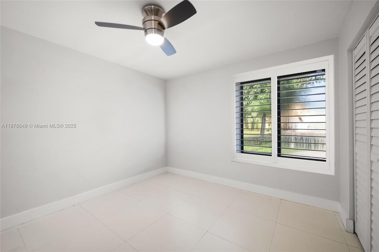 Empty room, Interior