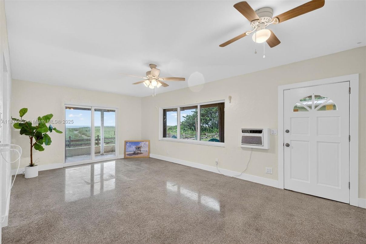 Empty room, Interior