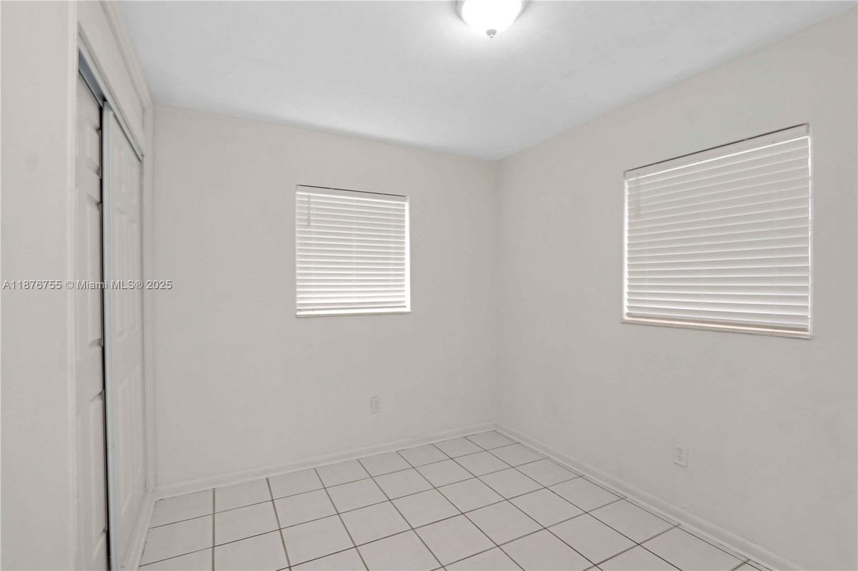 Empty room, Interior