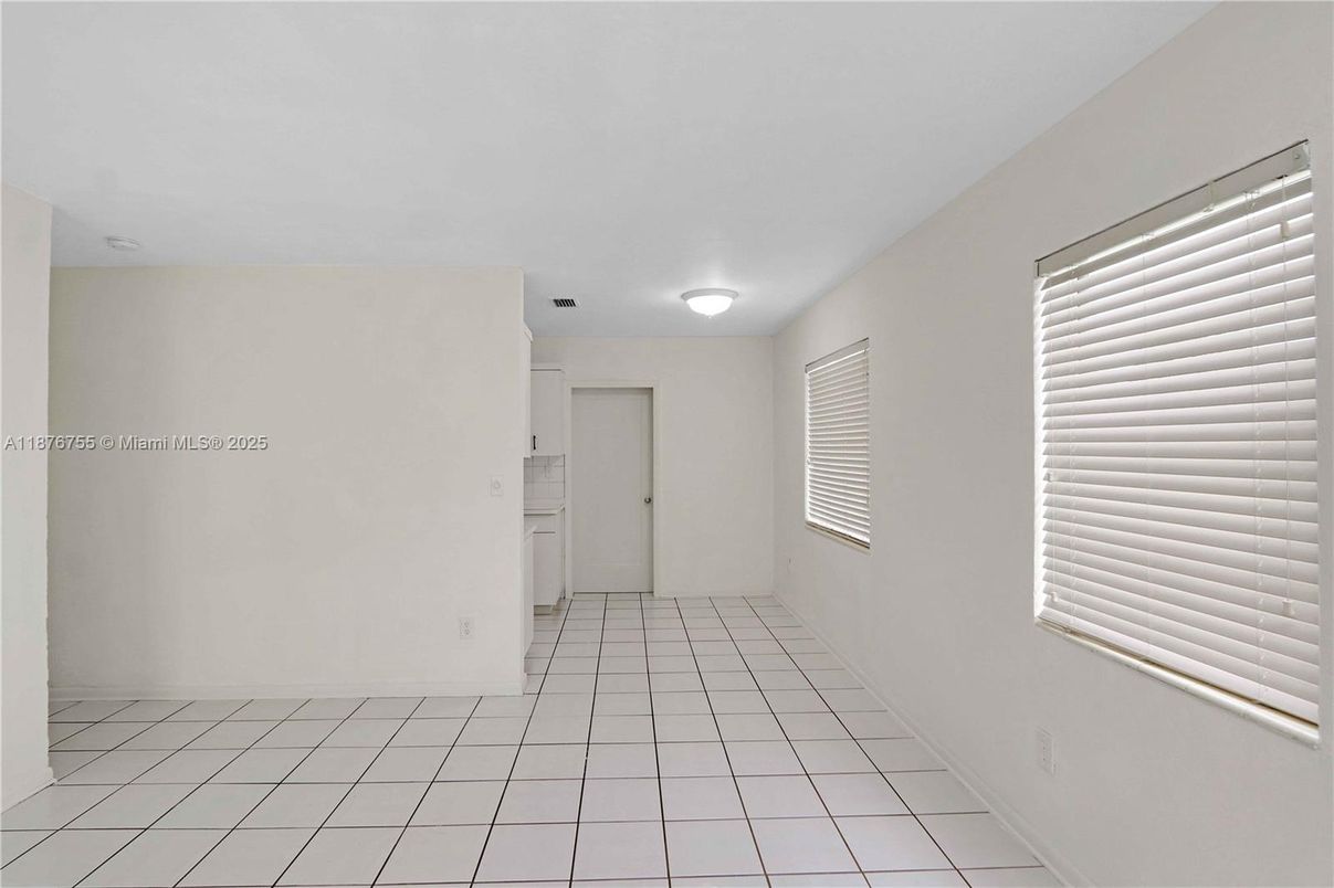 Empty room, Interior
