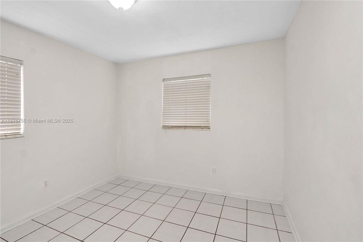 Empty room, Interior