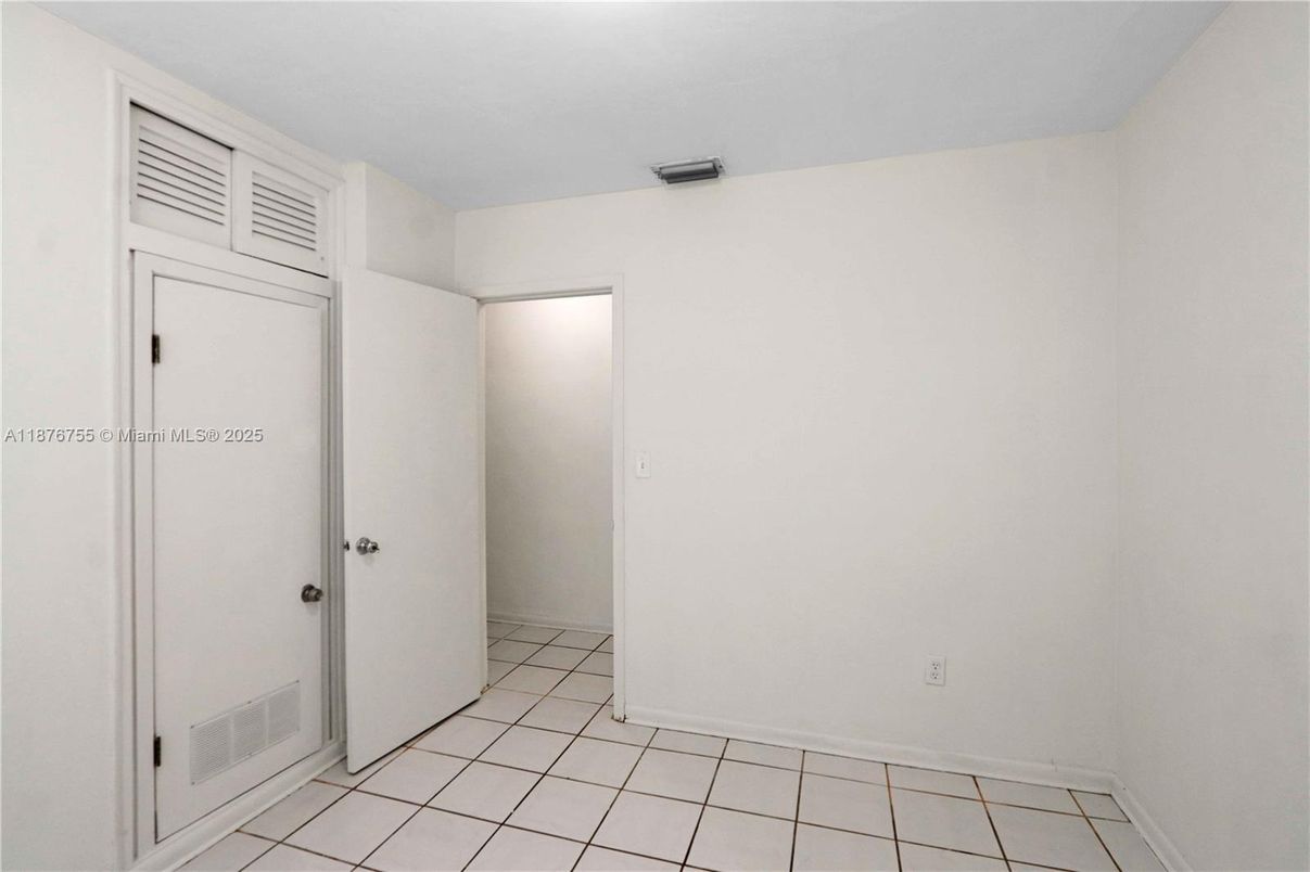 Empty room, Interior