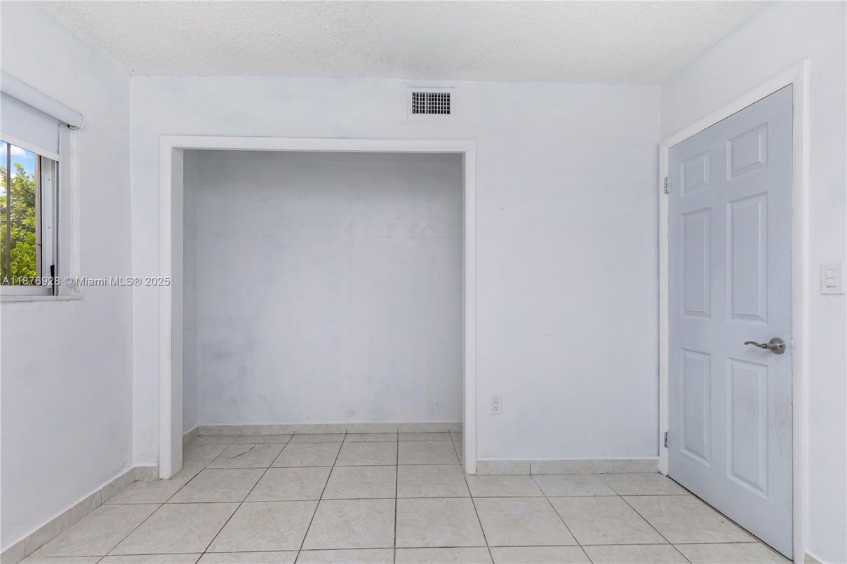 Empty room, Interior