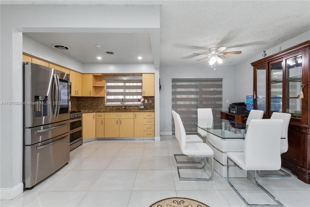 Dining room, Interior, Kitchen, Recessed Lighting, Stainless Steel Appliances