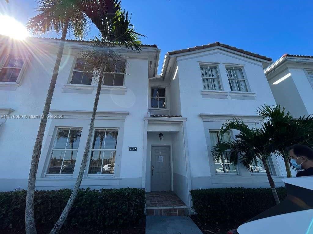 Exterior, Facade, Rowhouse