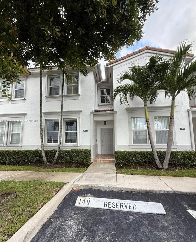 Exterior, Facade, Rowhouse