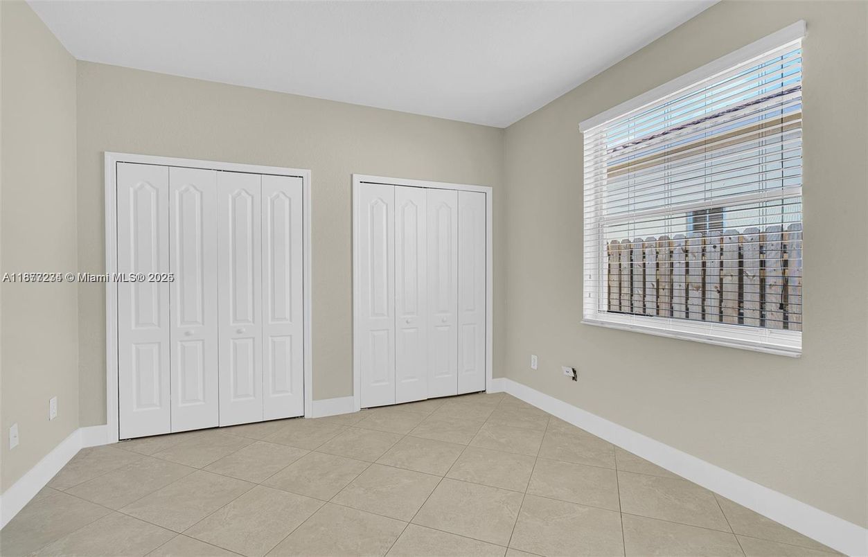 Empty room, Interior