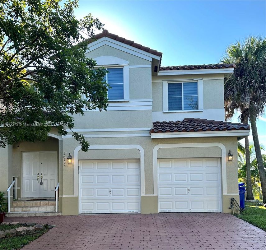 Attached, Exterior, Facade, Mediterranean