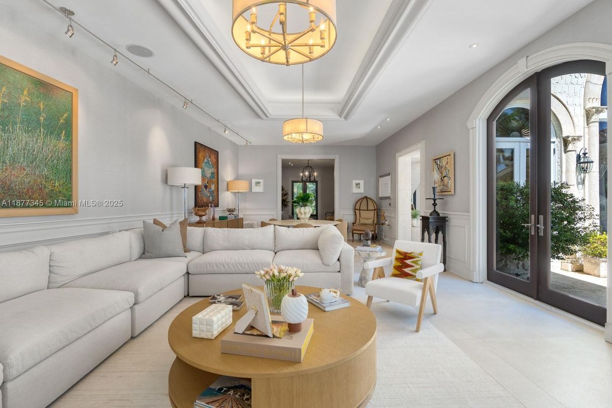 Interior, Living room, Pendant Lights, Recessed Lighting