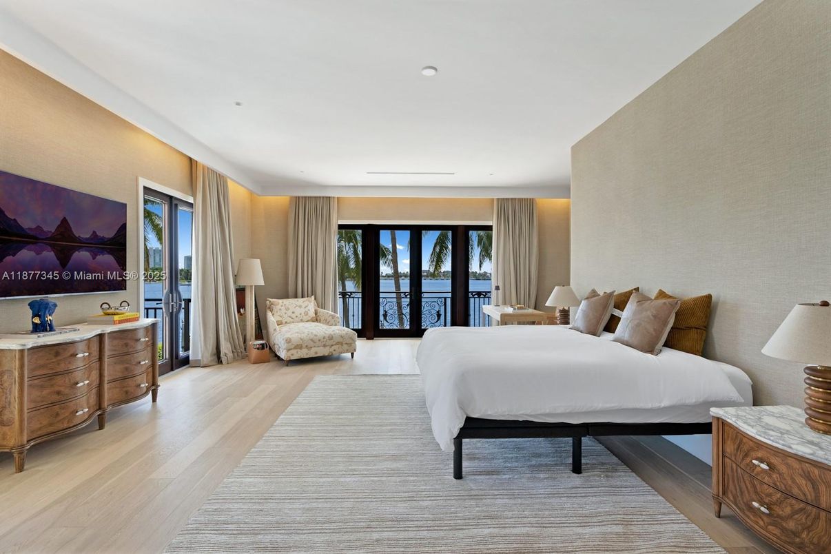 Bedroom, Interior, Recessed Lighting, Water, Wood Texture Flooring