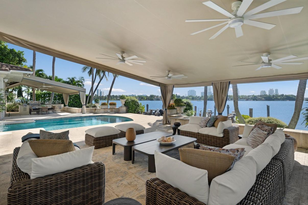 Exterior, Living room, Pool, Water