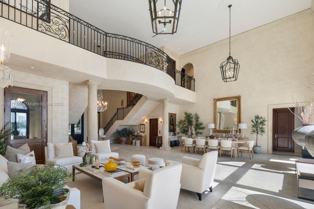 Chandelier, Dining room, Interior, Living room, Pendant Lights