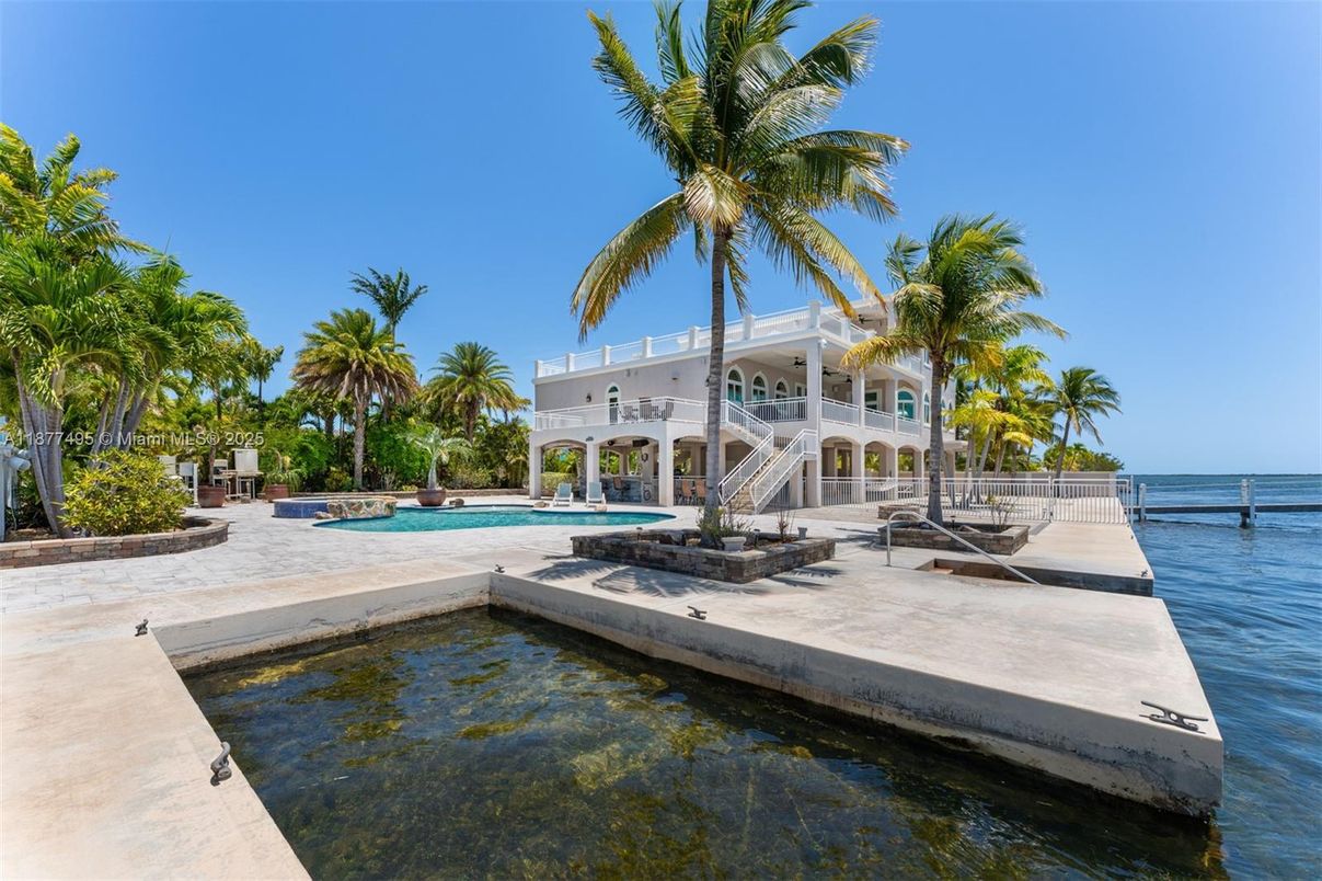 Exterior, Pool, Water