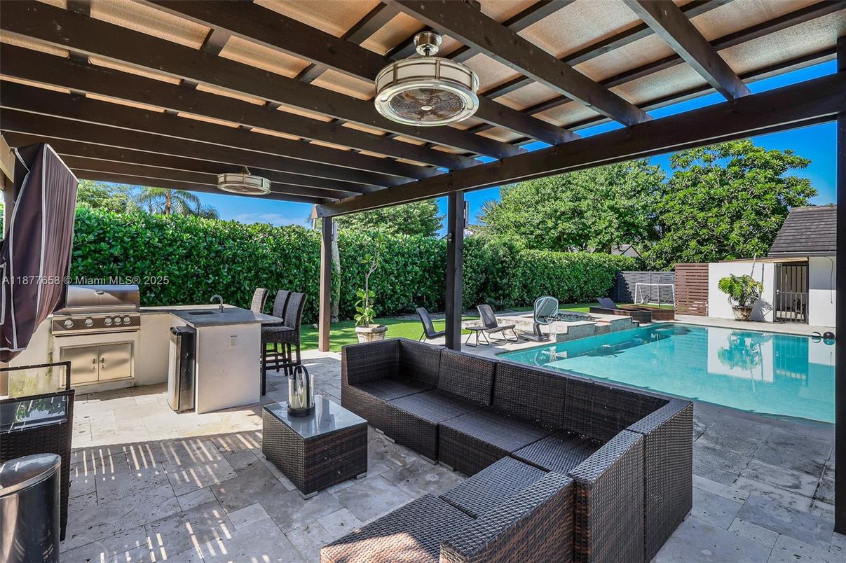 Exterior, Outdoor Kitchen, Pool