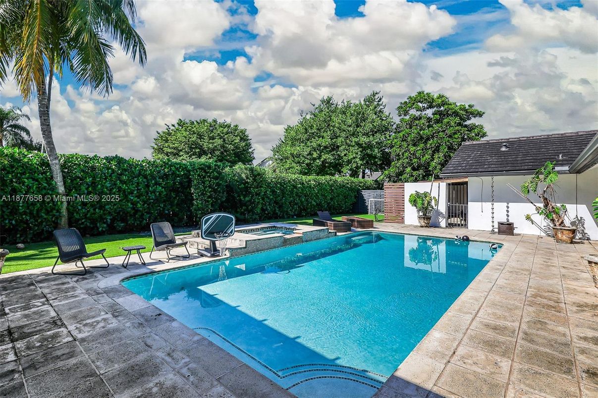 Exterior, Pool