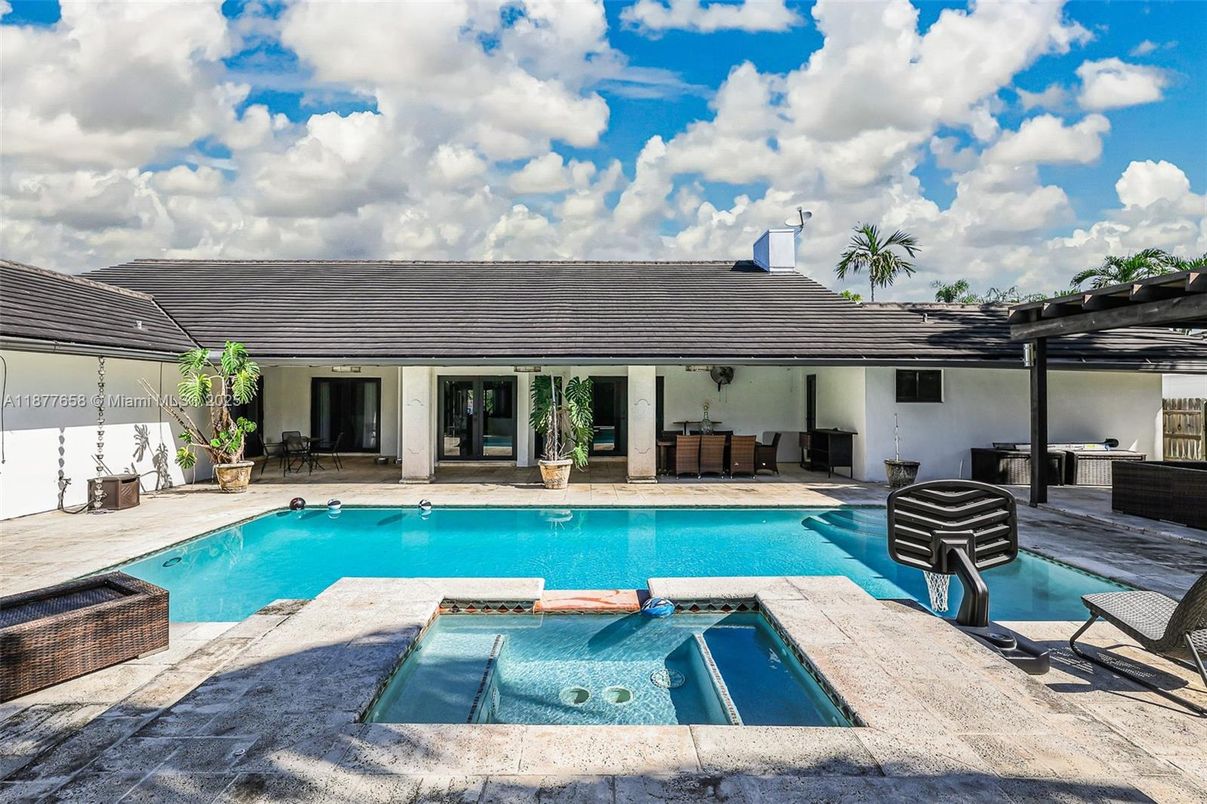 Exterior, Pool