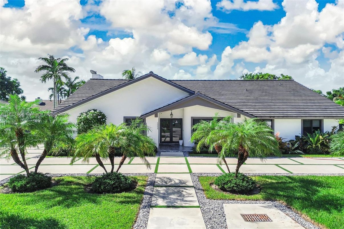 Exterior, Facade, Ranch