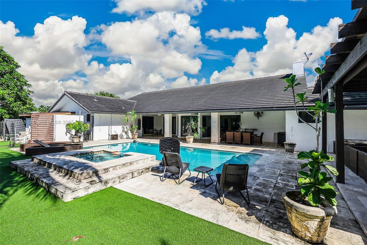 Exterior, Pool