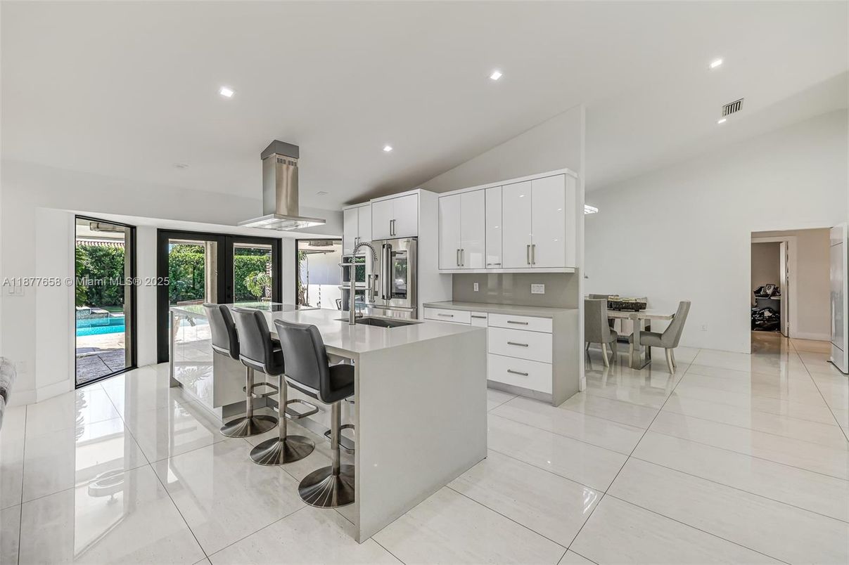 Dining room, Interior, Kitchen, Recessed Lighting, Stainless Steel Appliances