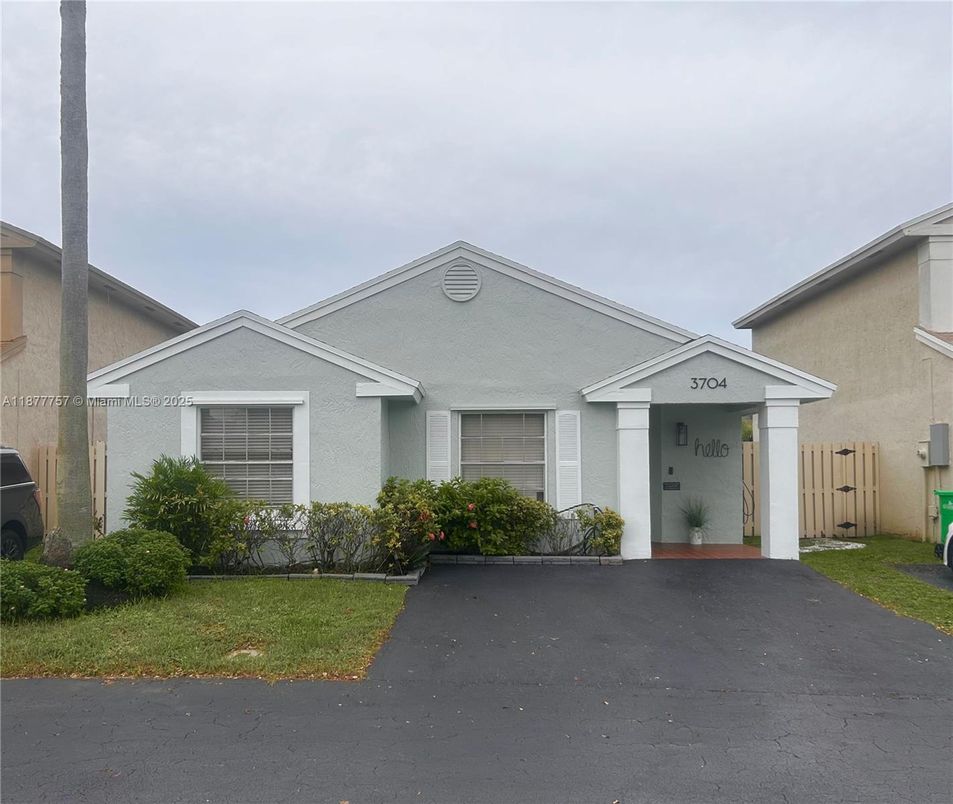 Exterior, Facade, Ranch