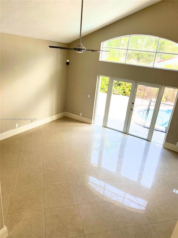 Empty room, Interior