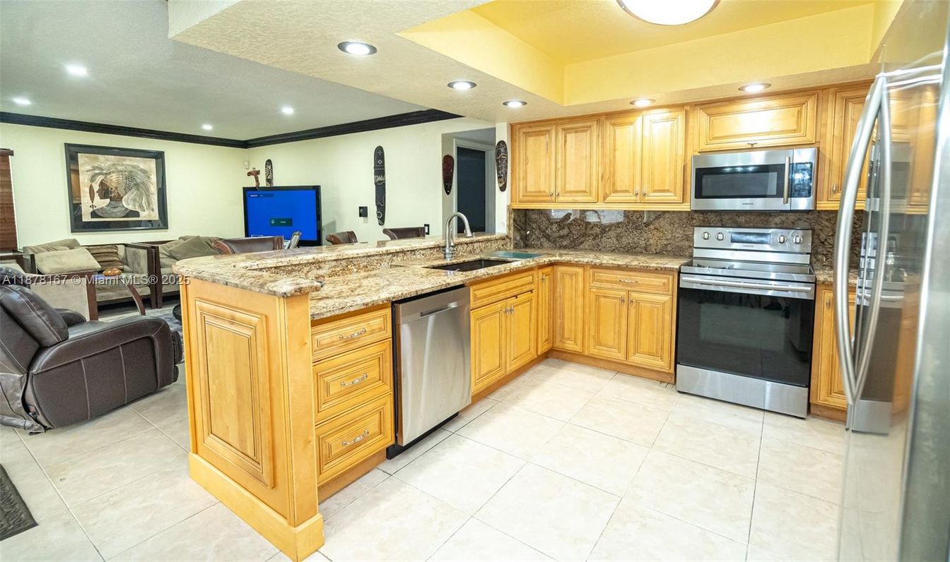 Dining room, Interior, Kitchen, Recessed Lighting, Stainless Steel Appliances